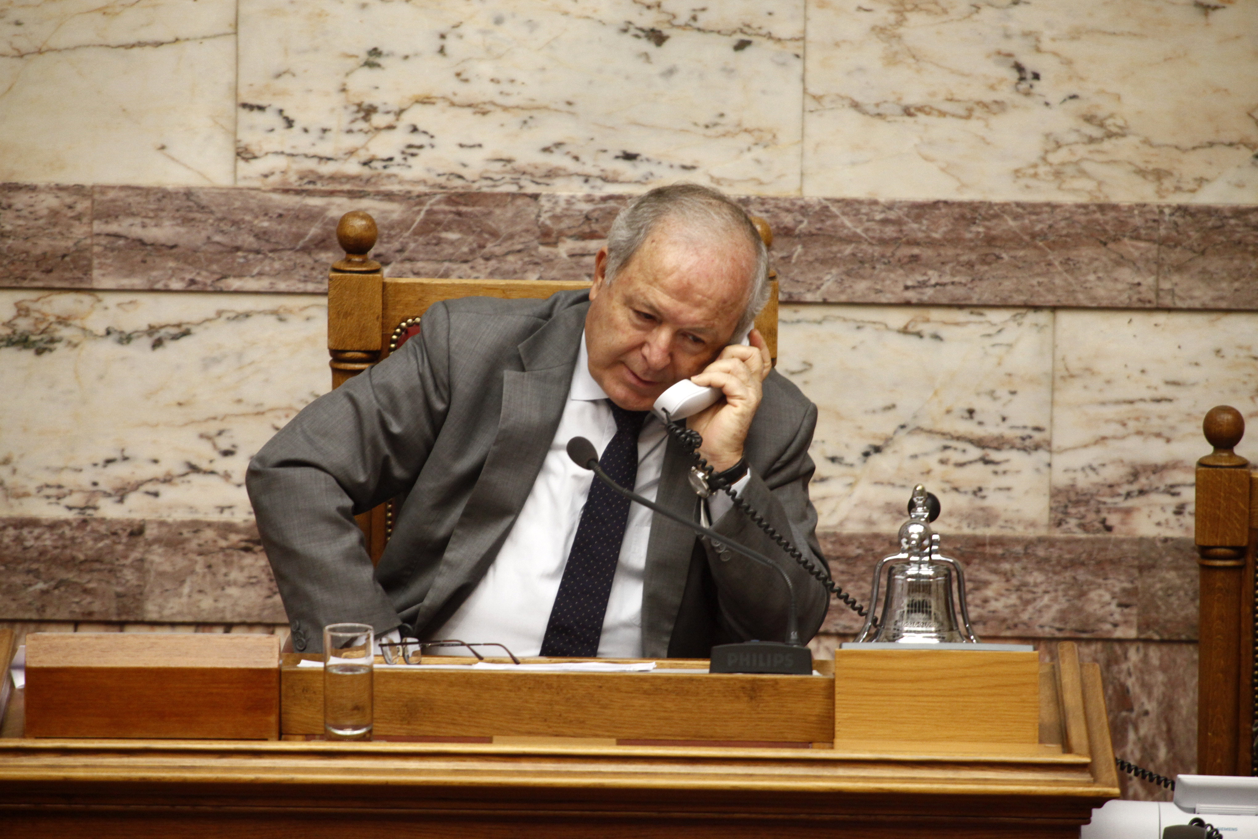 Ναι, μ' ακούτε; Που είστε; Η συνεδρίαση έχει ξεκινήσει