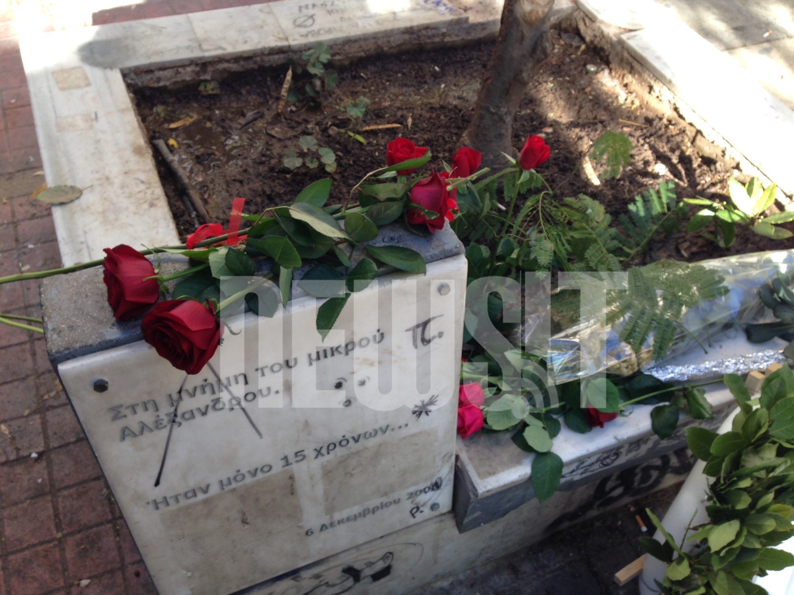 Κατακόκκινα τριαντάφυλλα και ένα δάφνινο στεφάνι στο μνήμα του Γρηγορόπουλου στα Εξάρχεια - ΦΩΤΟ NEWSIT 