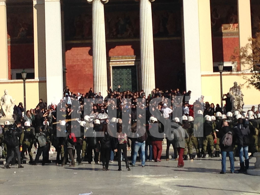 Άνδρες των ΜΑΤ έχουν περικυκλώσει διαδηλωτές στα Προπύλαια ΦΩΤΟ NEWSIT