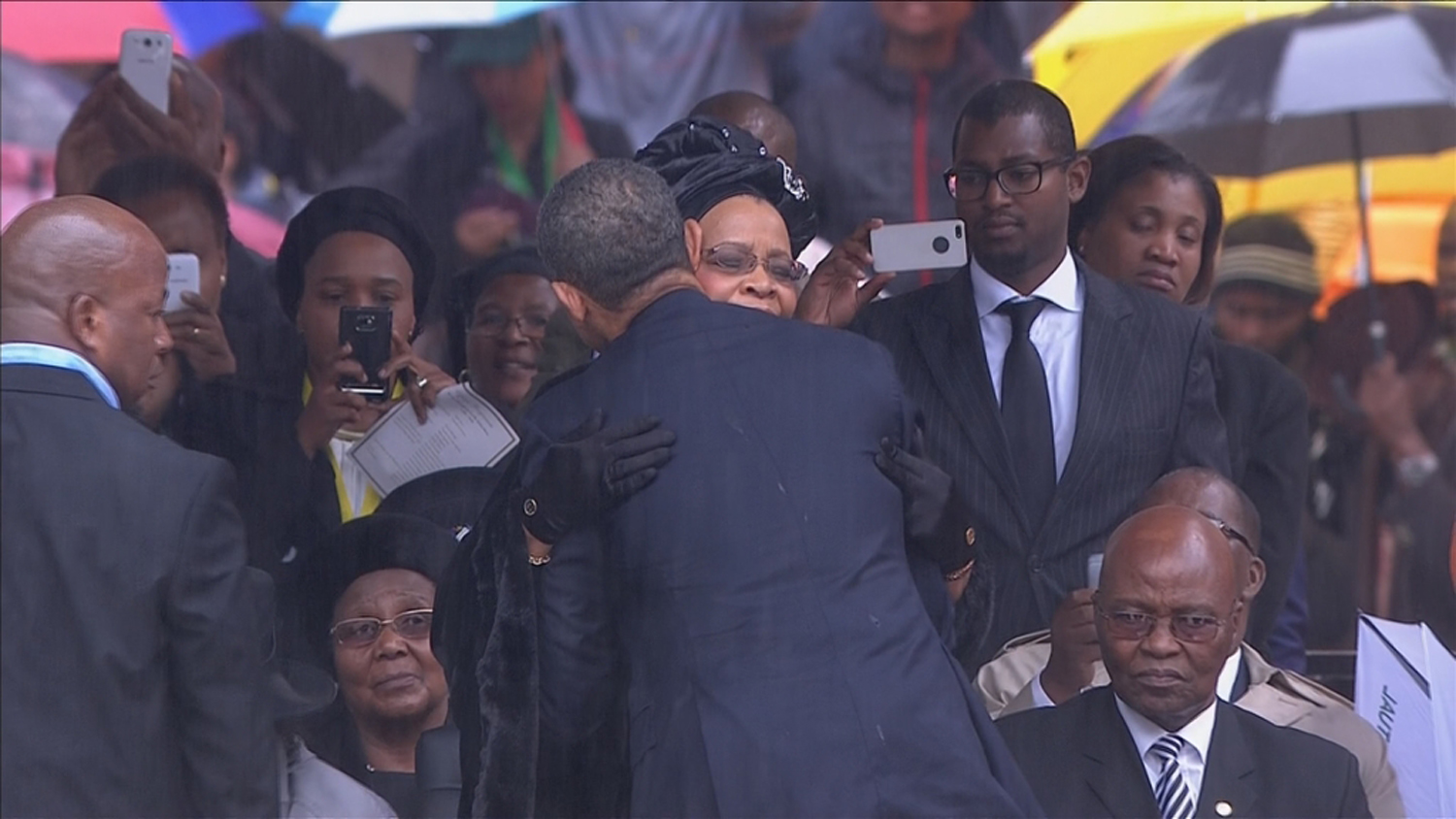 Ο Μπαράκ Ομπάμα αγκαλιάζει τη χήρα του Νέλσον Μαντέλα