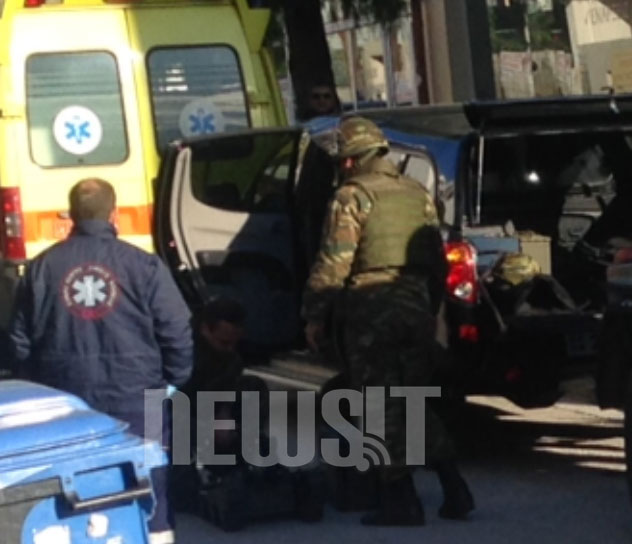 Πυροτεχνουργοί του στρατού ετοιμάζουν το ειδικό ρομποτάκι για την ελεγχόμενη έκρηξη ΦΩΤΟ NEWSIT