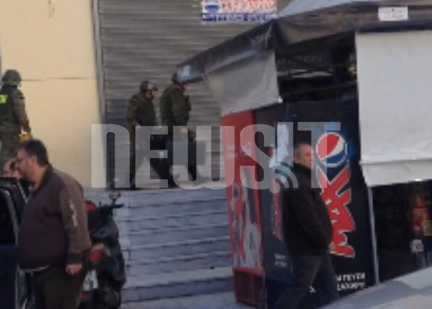 Πυροτεχνουργοί μεταφέρουν το ειδικό ρομποτάκι μέσα στο κτίριο για να γίνει η ελεγχόμενη έκρηξη ΦΩΤΟ NEWSIT