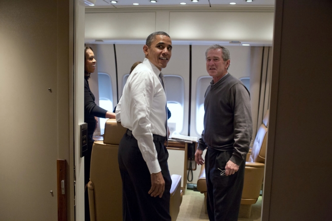 Ο Μπαράκ Ομπάμα υποδέχεται στο προεδρικό αεροσκάφος τον προκάτοχό του, Τζορτζ Μπους