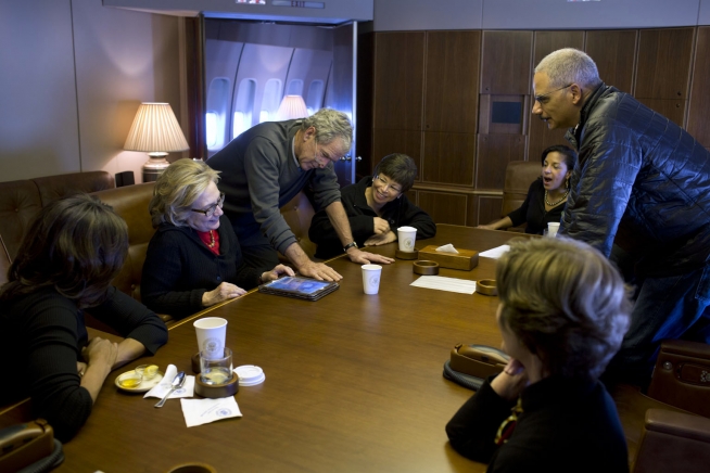 Ο Τζορτζ Μπους δείχνει φωτογραφίες από τους πίνακές του στην Χίλαρι Κλίντον, τη Μισέλ Ομπάμα υπό το βλέμμα της συζύγου του Λόρα 