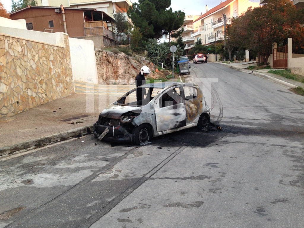 Το ένα από τα δύο αυτοκίνητα των επίδοξων απαγωγέων - ΦΩΤΟ NEWSIT