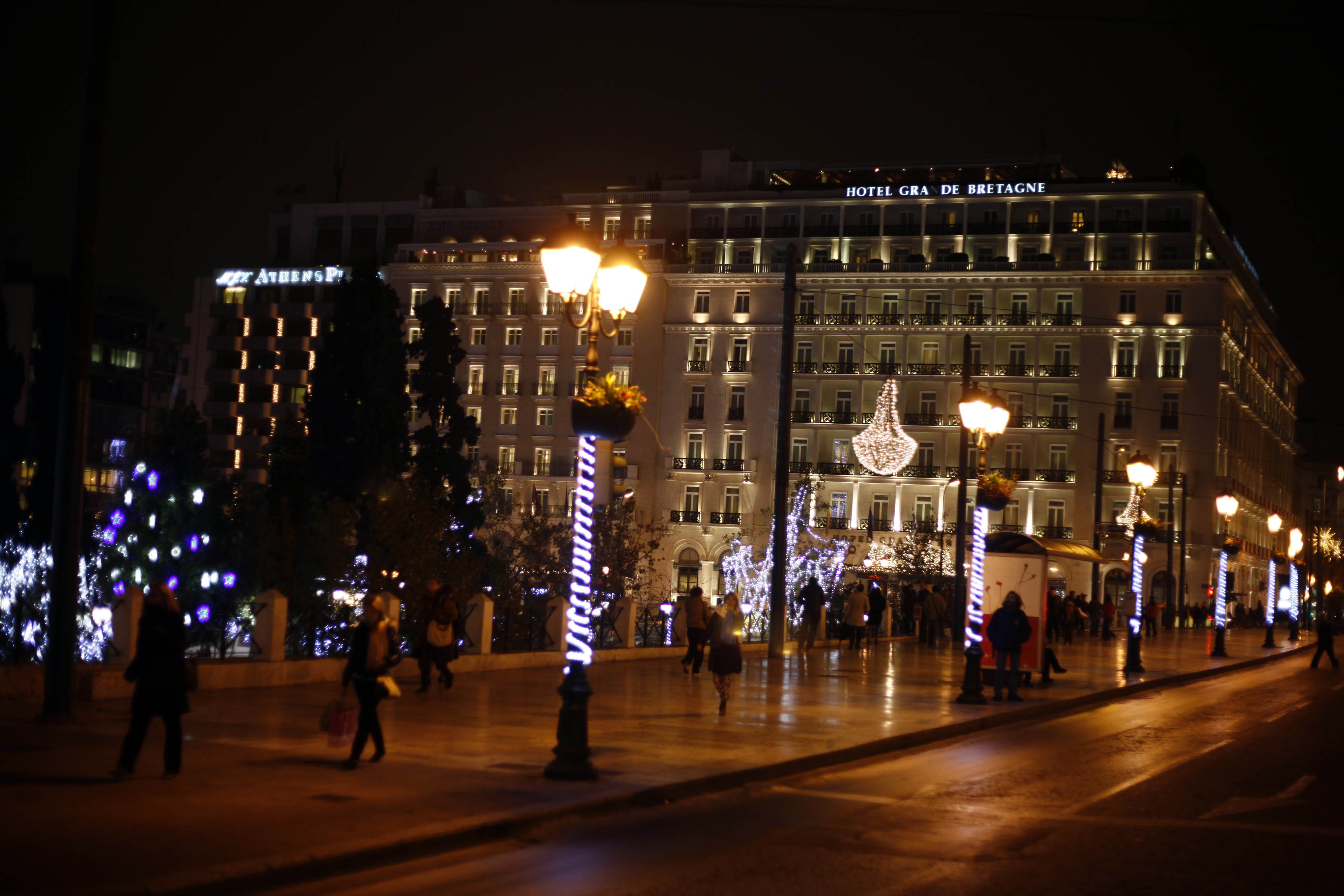 Αποψη από την Αμαλίας με τα στολισμένα ξενοδοχεία και την πλατεία Συντάγματος - ΦΩΤΟ EUROKINISSI