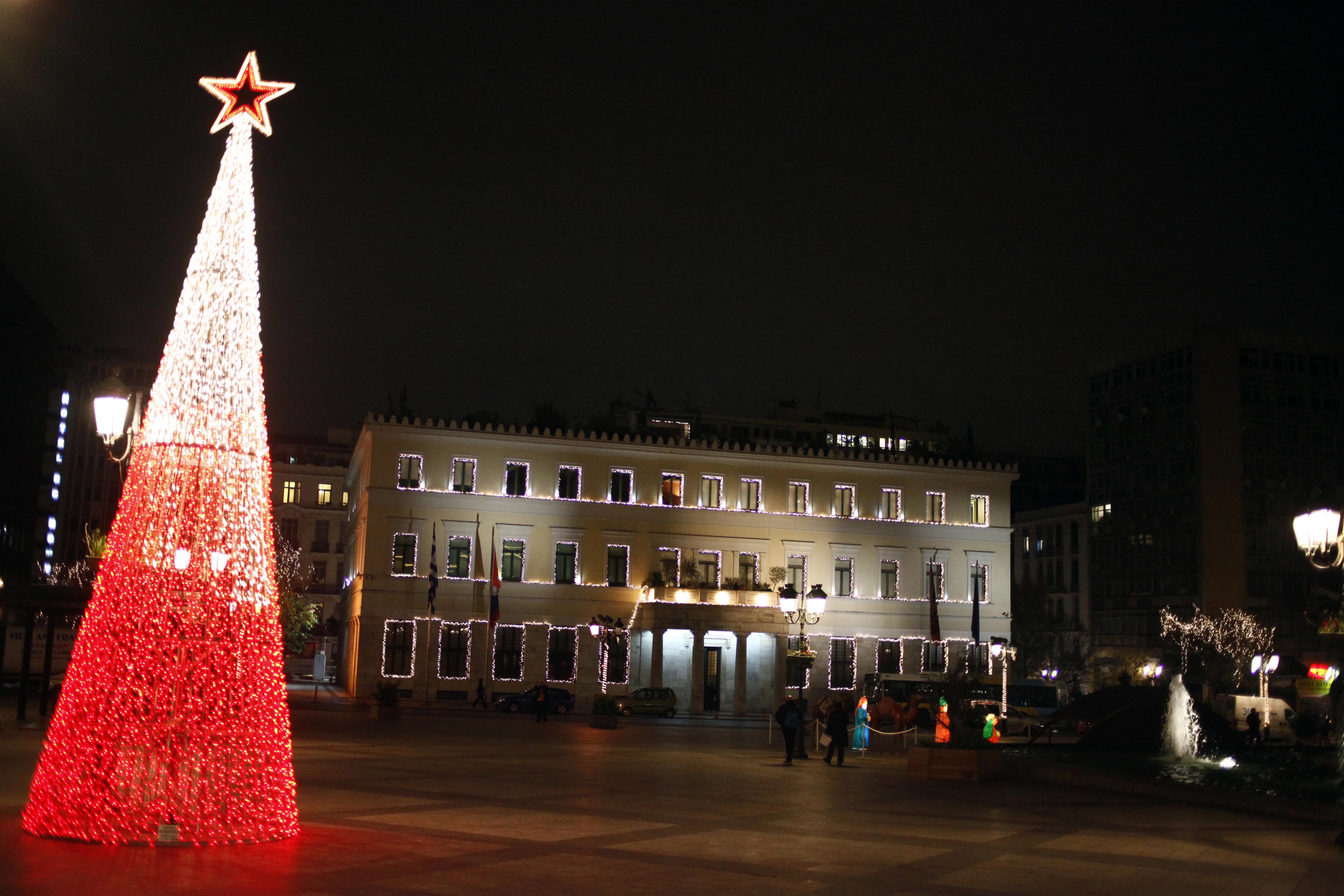 Tο Χριστουγεννιάτικο δέντρο μπροστά από το Δημαρχείο στην πλατεία Κοτζιά - ΦΩΤΟ EUROKINISSI