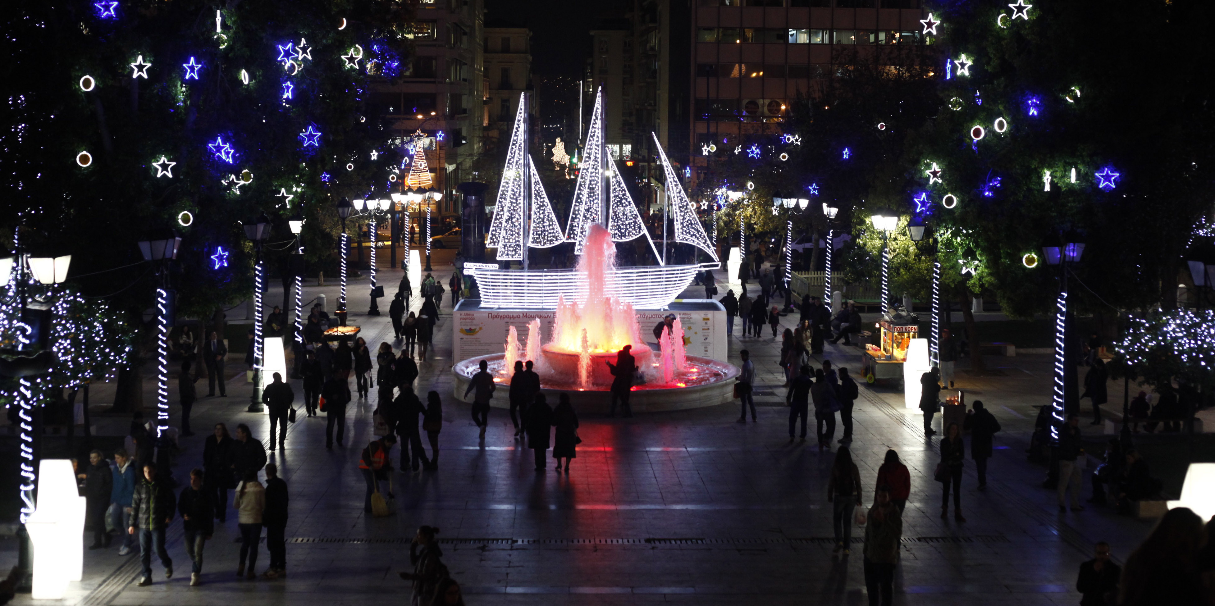 To πατροπαράδοτο καράβι στην πλατεία Συντάγματος - ΦΩΤΟ EUROKINISSI