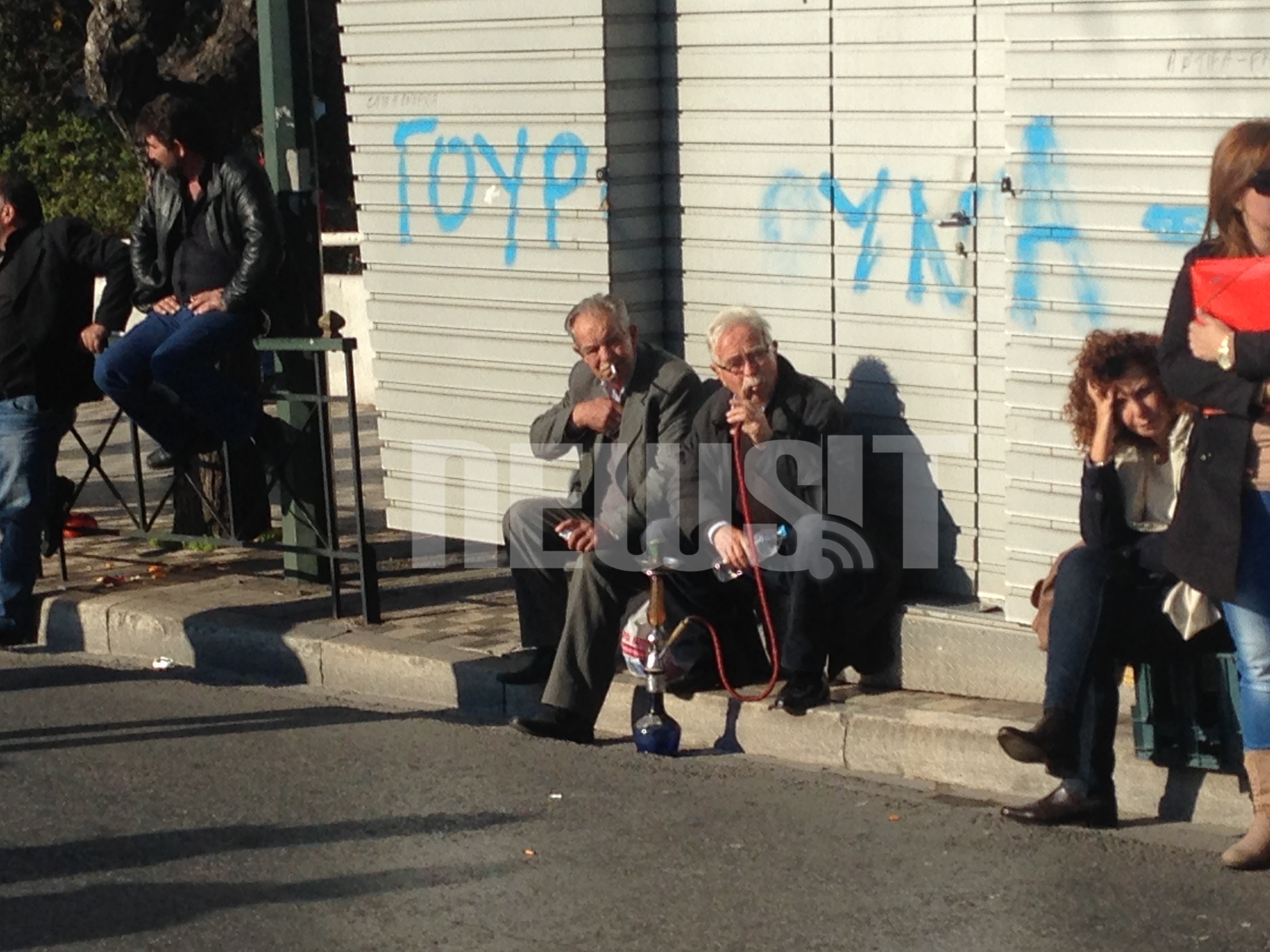 Και ήταν μέσα στον κακό χαμό ο κρητικός με το ναργιλέ του ο οποίος παρακολουθούσε τα γεγονότα σαν ταινία στο σινεμά. Αλλωστε και λόγω ηλικίας έχουν δει πολλά τα μάτια του... ΦΩΤΟ NEWSIT