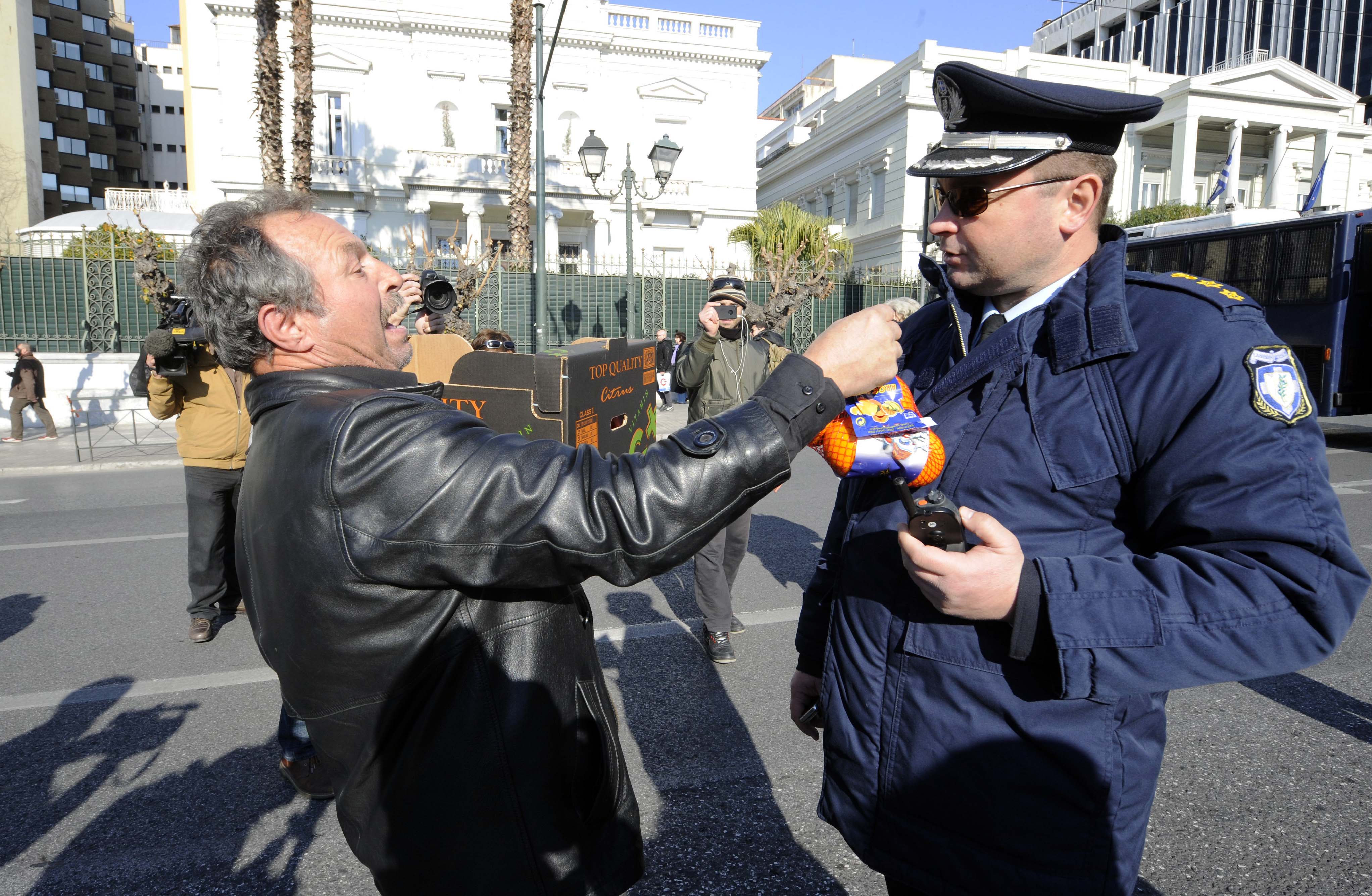 Νωρίτερα συνάδελφός του είχε προσφέρει πορτοκάλια. Μάται όμως. Πάλι δεν τα δέχθηκαν...