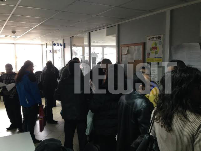 Αρκετός κόσμος από το πρωί στην εφορία Περιστερίου 