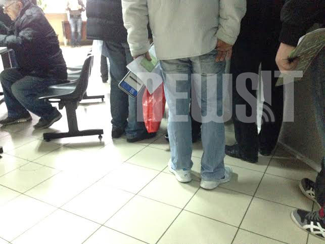 Με τους πολίτες να καταθέτουν τις πινακίδες αφού δε μπορούν να πληρώσουν τα τέλη κυκλοφορίας