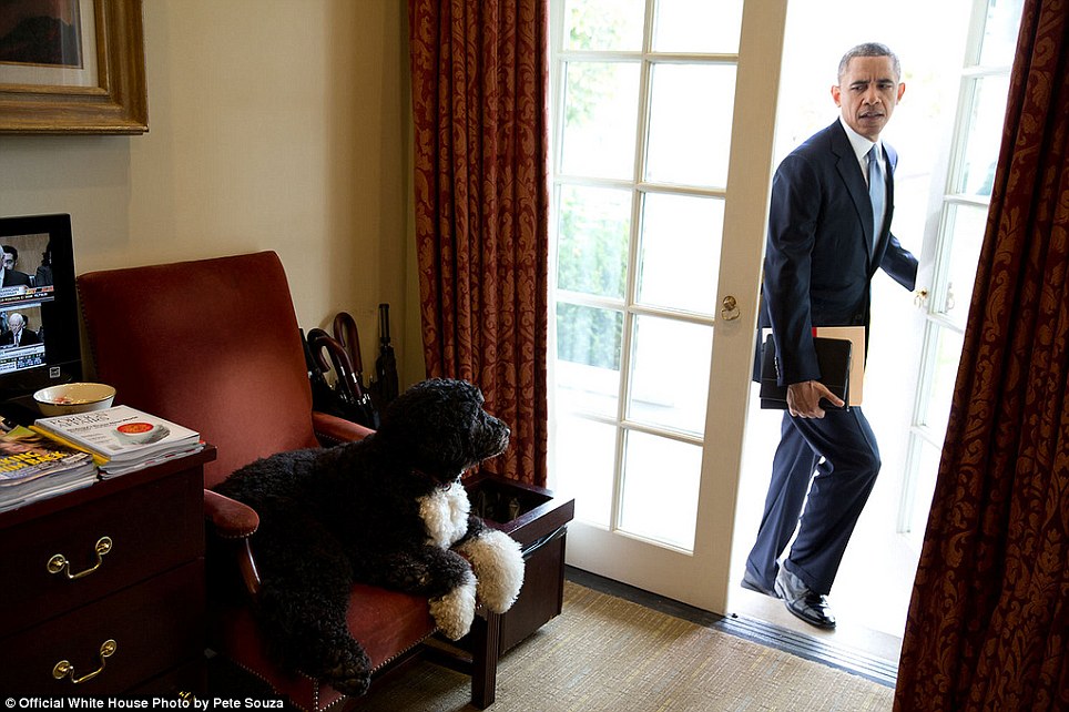 Ο Ομπάμα δεν μπαίνει ποτέ από την κεντρική πόρτα στο Οβάλ Γραφείο. Πάντα από την μπαλκονόπορτα. Και ο Μπο το ξέρει...