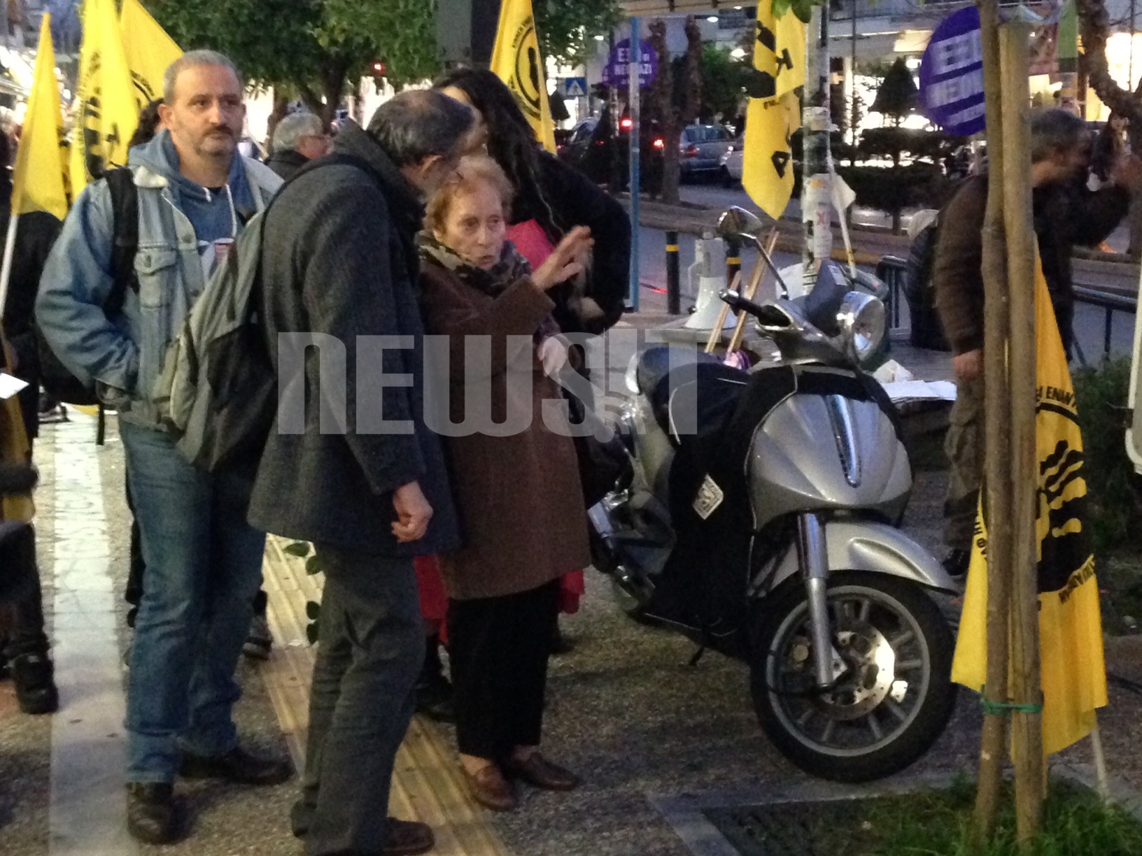 Η θεία του Π. Φύσσα συνομιλεί με το μέλος του ΑΝΤΑΡΣΥΑ Πέτρο Κωνσταντίνου