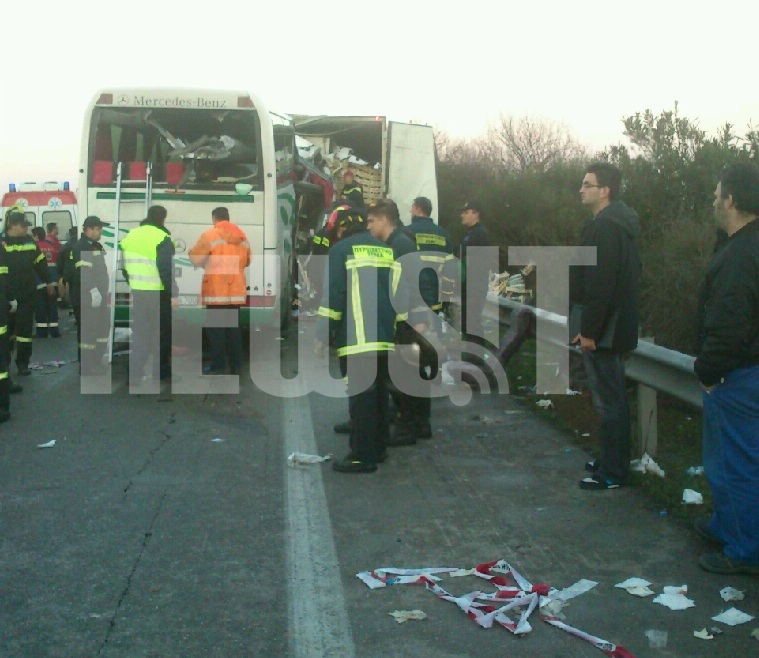 H περιοχή γέμισε με ασθενοφόρα μετά το τροχαιο - ΦΩΤΟ NEWSIT