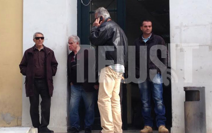 Παλαίμαχοι της ΑΕΚ στα δικαστήρια της Ευελπίδων προς συμπαράσταση του Θωμά Μαύρου