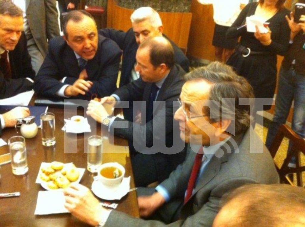 Ο Α. Σαμαράς στη Βουλή πίνει τσάι με λεμόνι με βουλευτές της Μακεδονίας