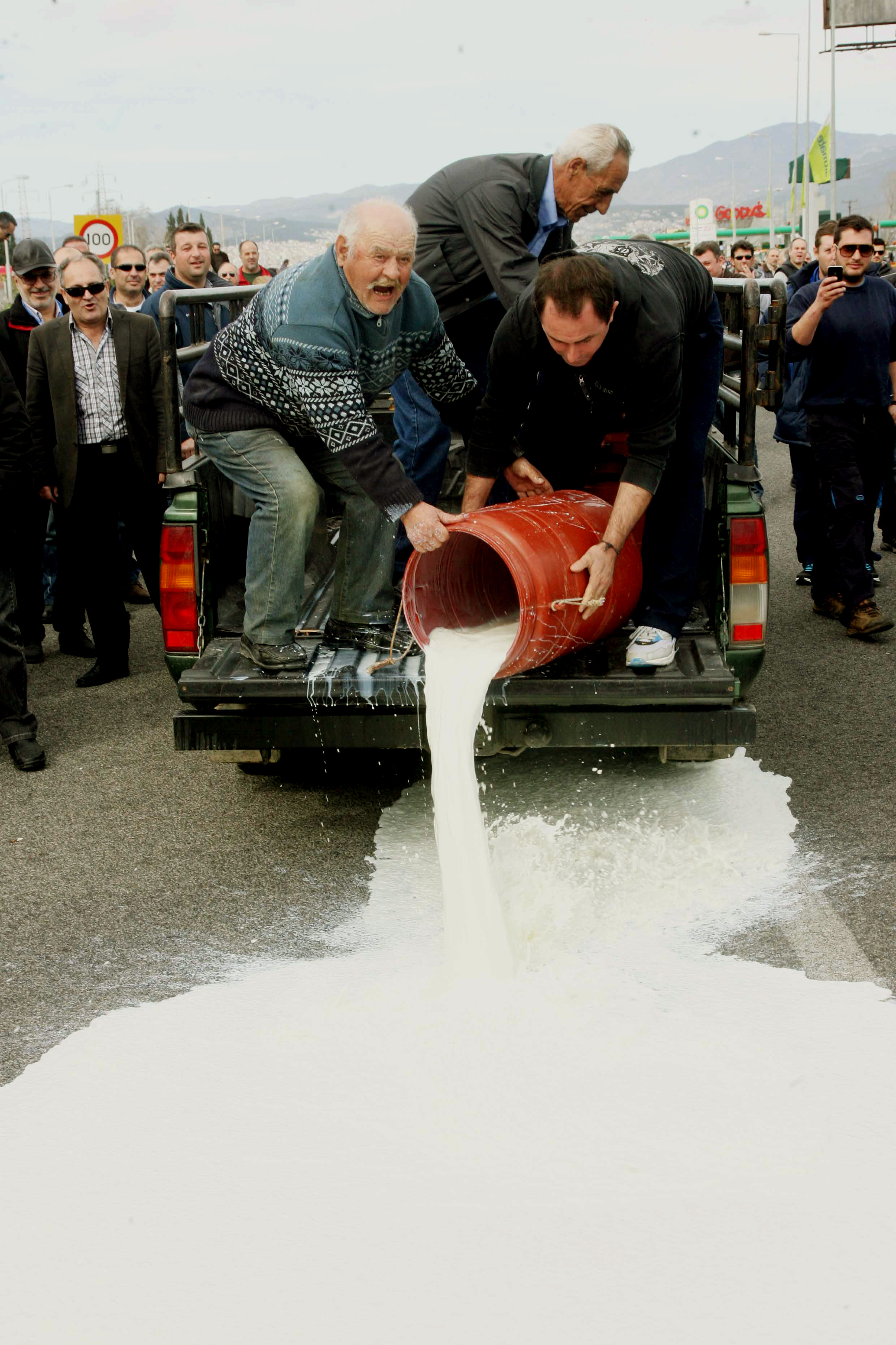 Οι αγρότες ρίχνουν γάλα - ΦΩΤΟ EUROKINISSI