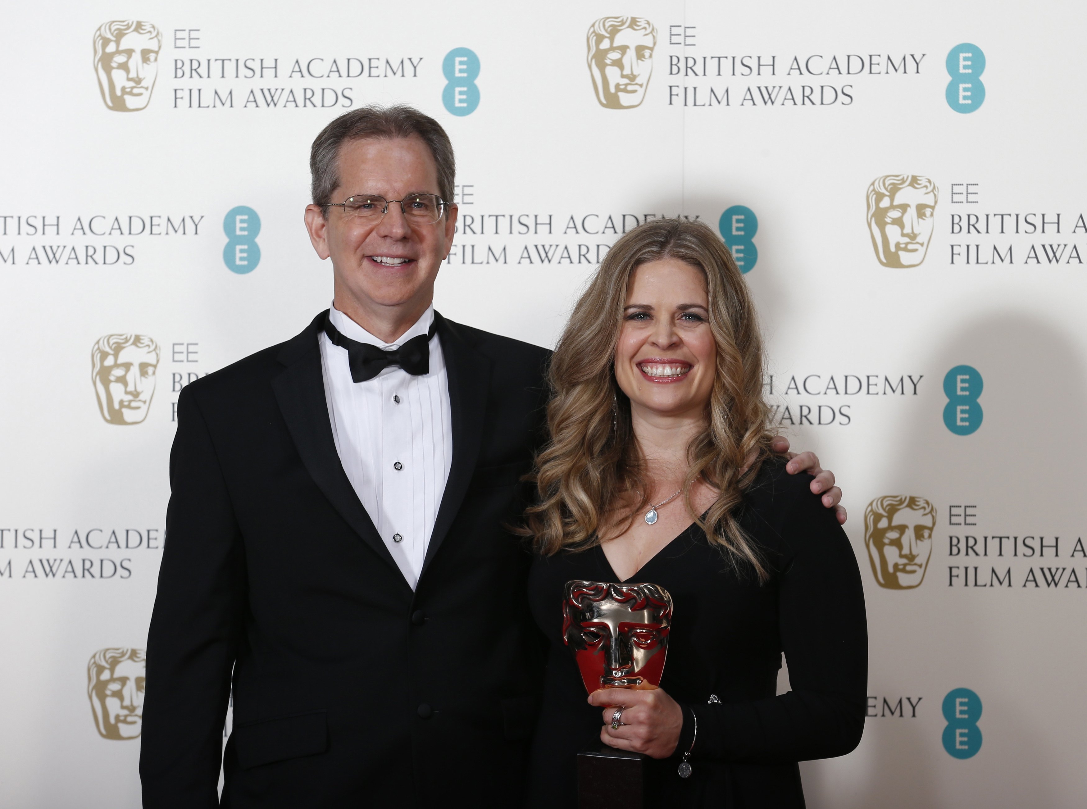 Ο Κρις Μπακ και η Τζένιεφ Λι με το BAFTA για την καλύτερη ταινία κινουμένων σχεδίων