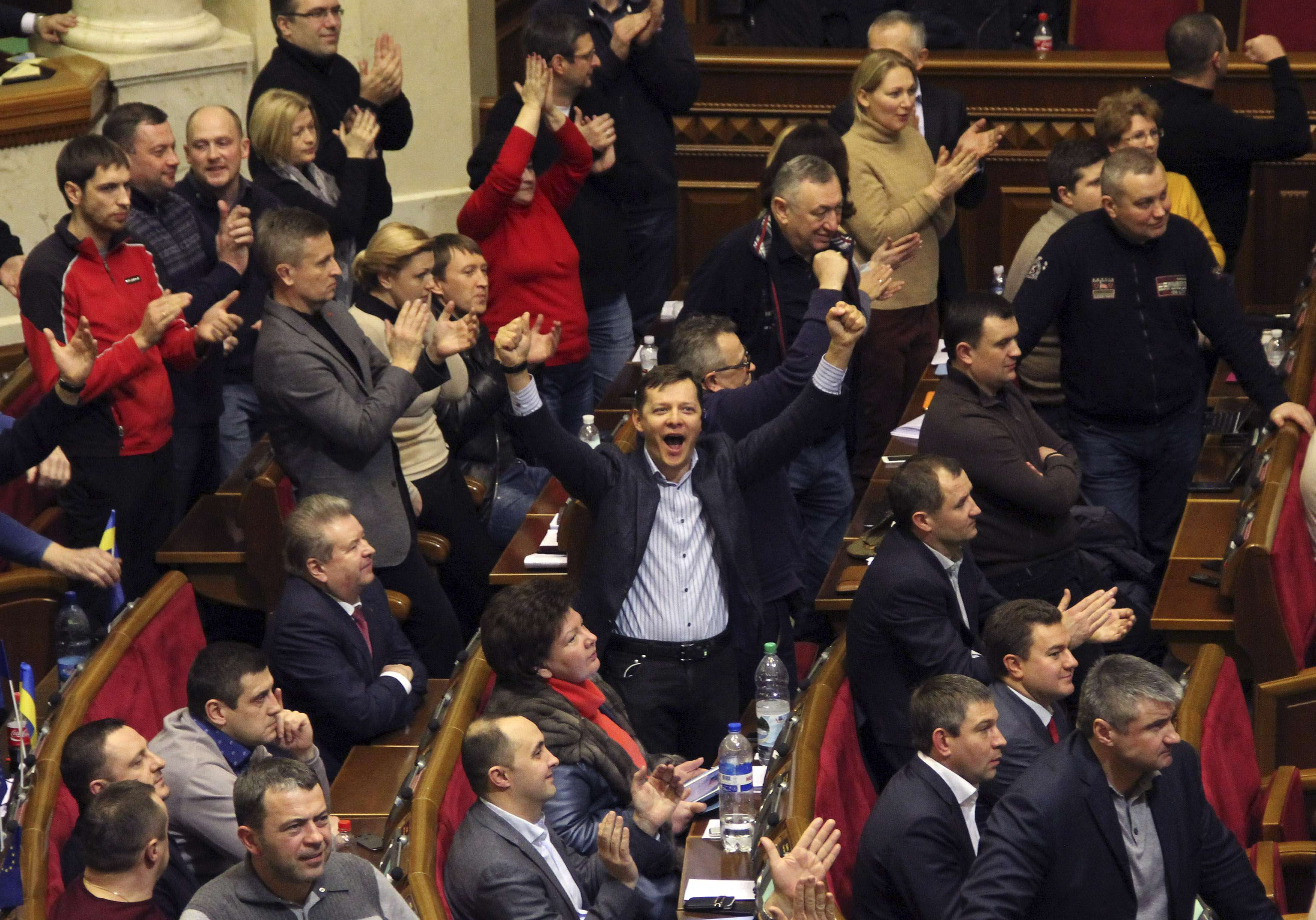 Μέλη της αντιπολίτευσης πανηγυρίζουν το ψήφισμα της Βουλής