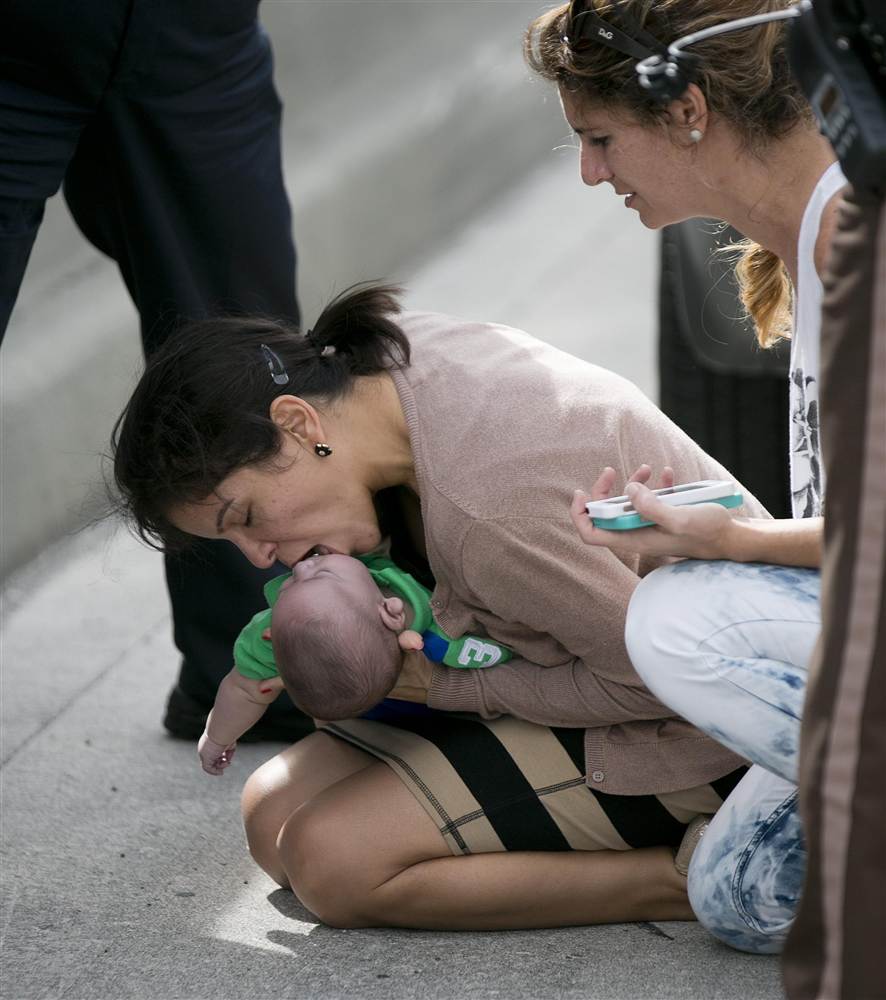 Η Pamela Rauseo κάνει τεχνητές αναπνοές στον ανιψιό της. Στα δεξιά της είναι η Lucila Godoy η οποία σταμάτησε για να βοηθήσει 