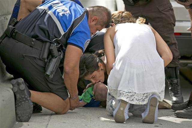 Ο αστυνομικός Amauris Bastidas σταμάτησε να βοηθήσει το μωρό 