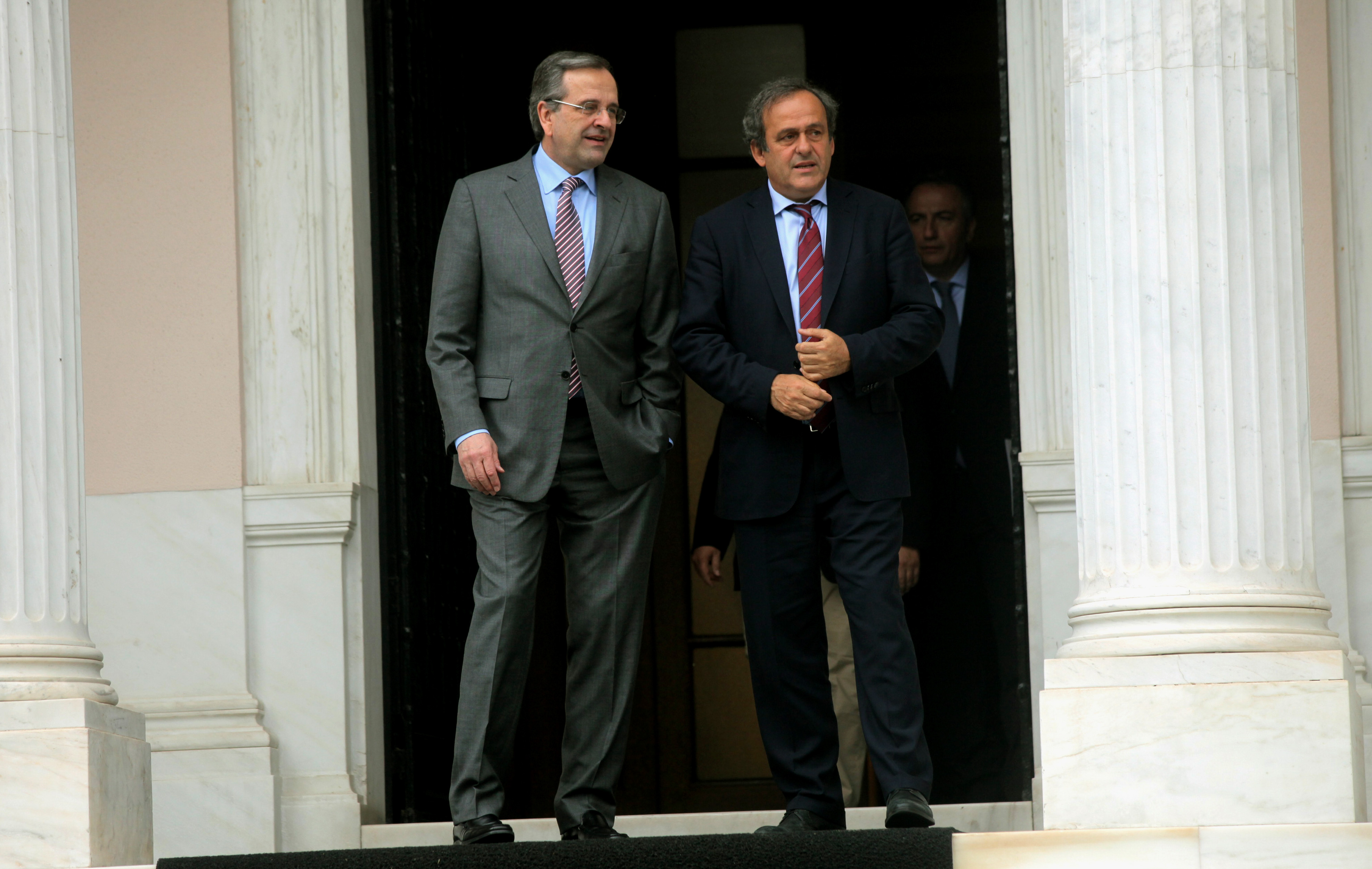 Που θα τον βάλω τώρα; Κάνουμε και τις απονομές πάνω, δε βγαίνω