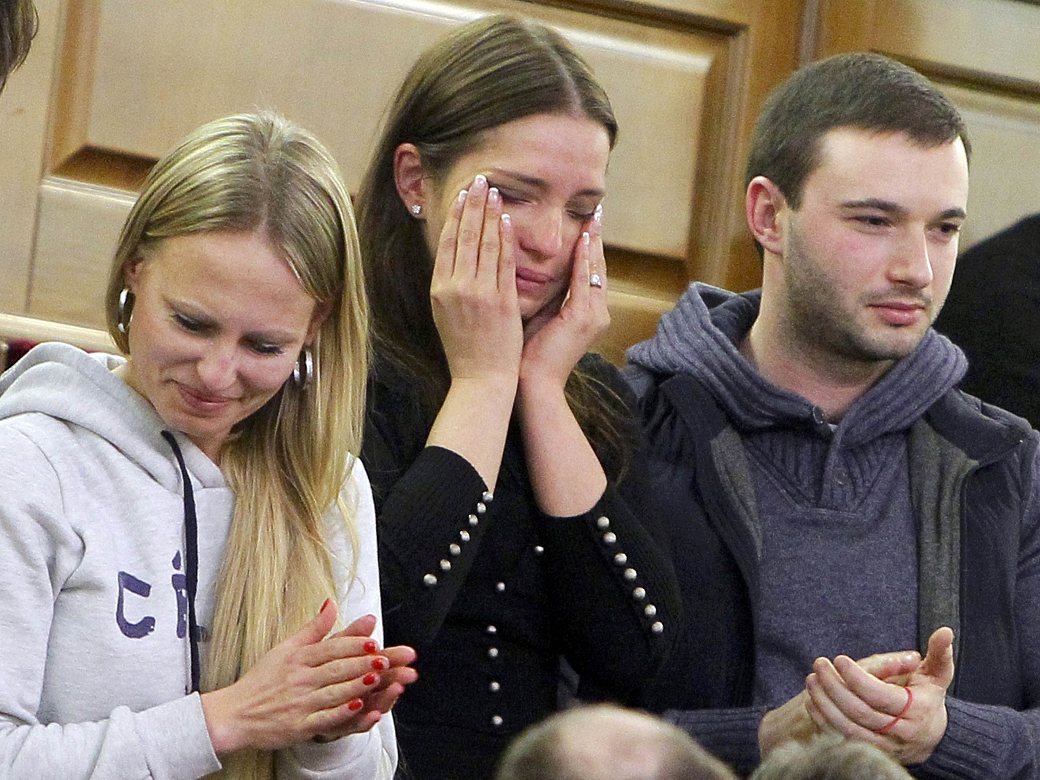 Η κόρη της Γιούλια Τιμοσένκο ξεσπά σε κλάματα μόλις μαθαίνει την απόφαση αποφυλάκισης της μητέρας της 