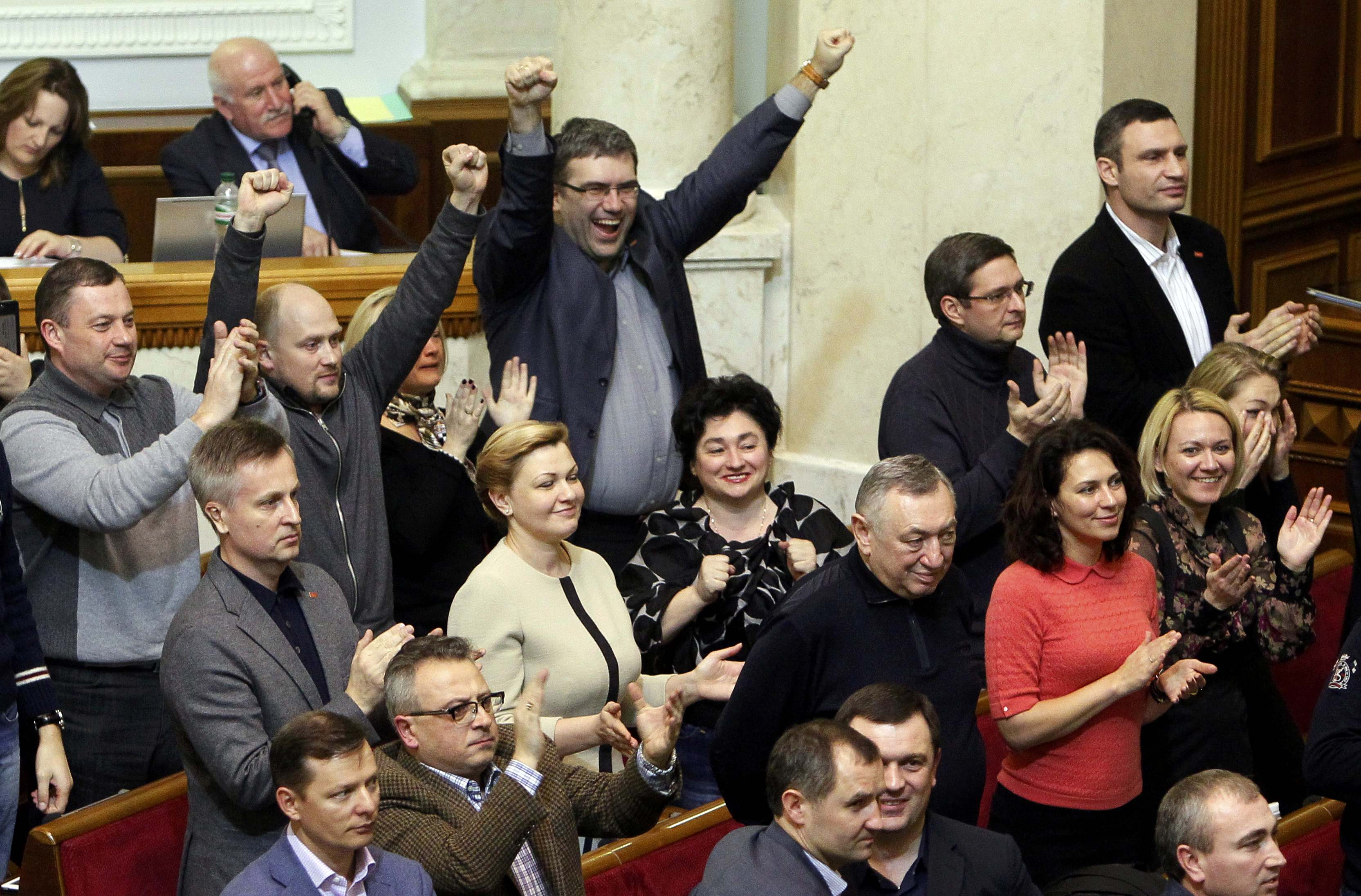 Βουλευτές πανηγυρίζουν την απόφαση κατά του Γιανουκόβιτς