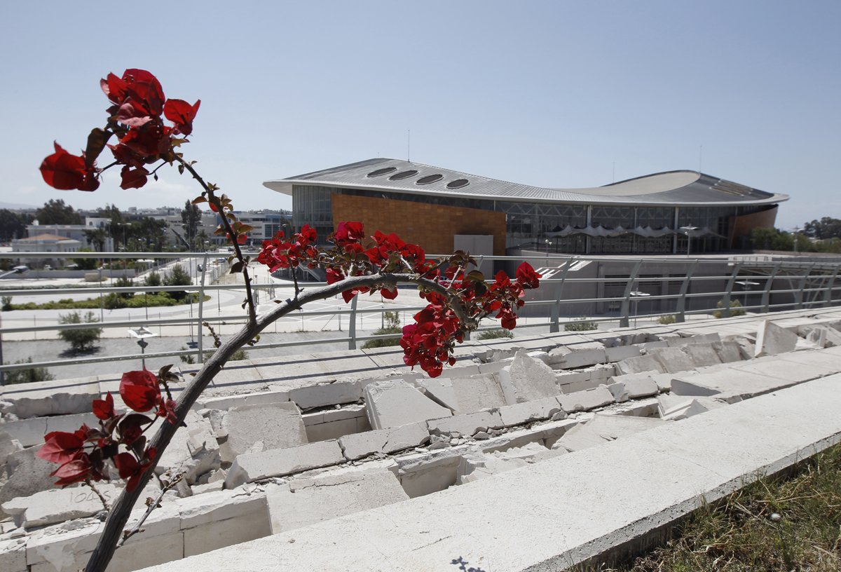 Σπασμένα τσιμέντα έξω από το στάδιο του Ταε Κβο Ντο στο Φάληρο