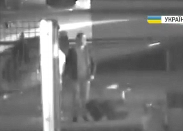 Ο ΓΙΑΝΟΥΚΟΒΙΤΣ ΜΕ ΤΙΣ ΒΑΛΙΤΣΕΣ ΣΤΟ ΧΕΡΙ;