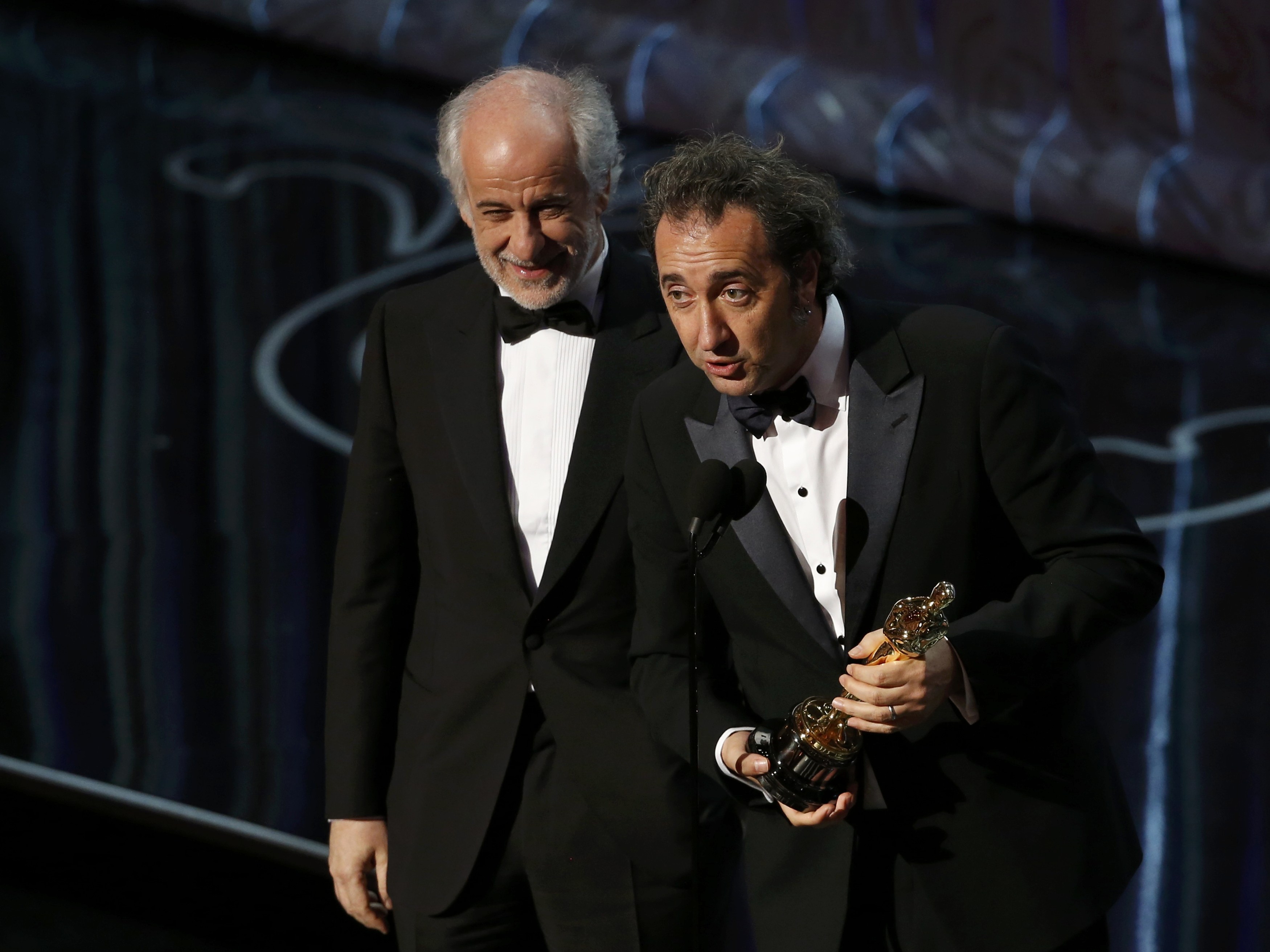 Ο σκηνοθέτης Paolo Sorrentino και ο ηθοποιός Tony Servillo παραλαμβάνουν το όσκαρ καλύτερης ξένης ταινίας