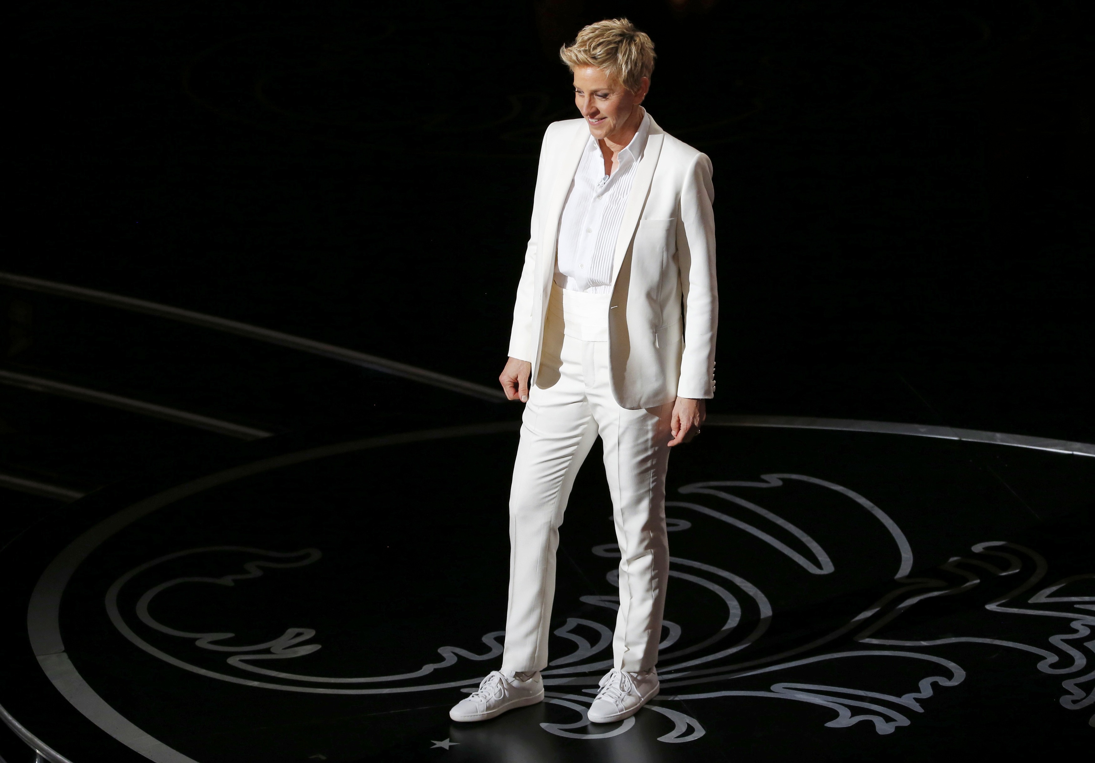 Η Ellen άλλαξε κοστούμι και από τα μαύρα ντύθηκε στα λευκά