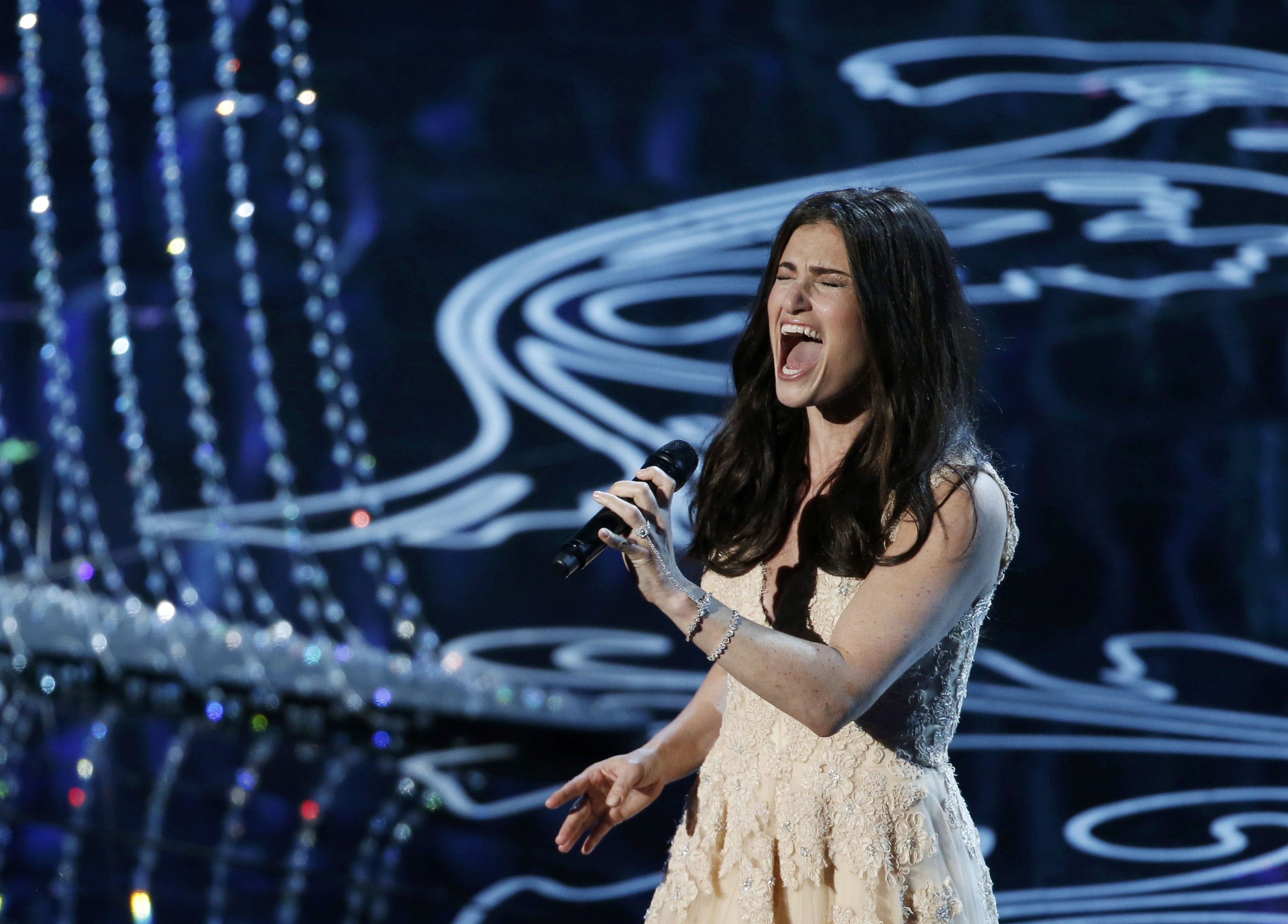 Η Idina Menzel ερμηνεύει το "Let it Go" το οποίο κέρδισε το Οσκαρ Καλύτερου Τραγουδιού για την ταινία Frozen