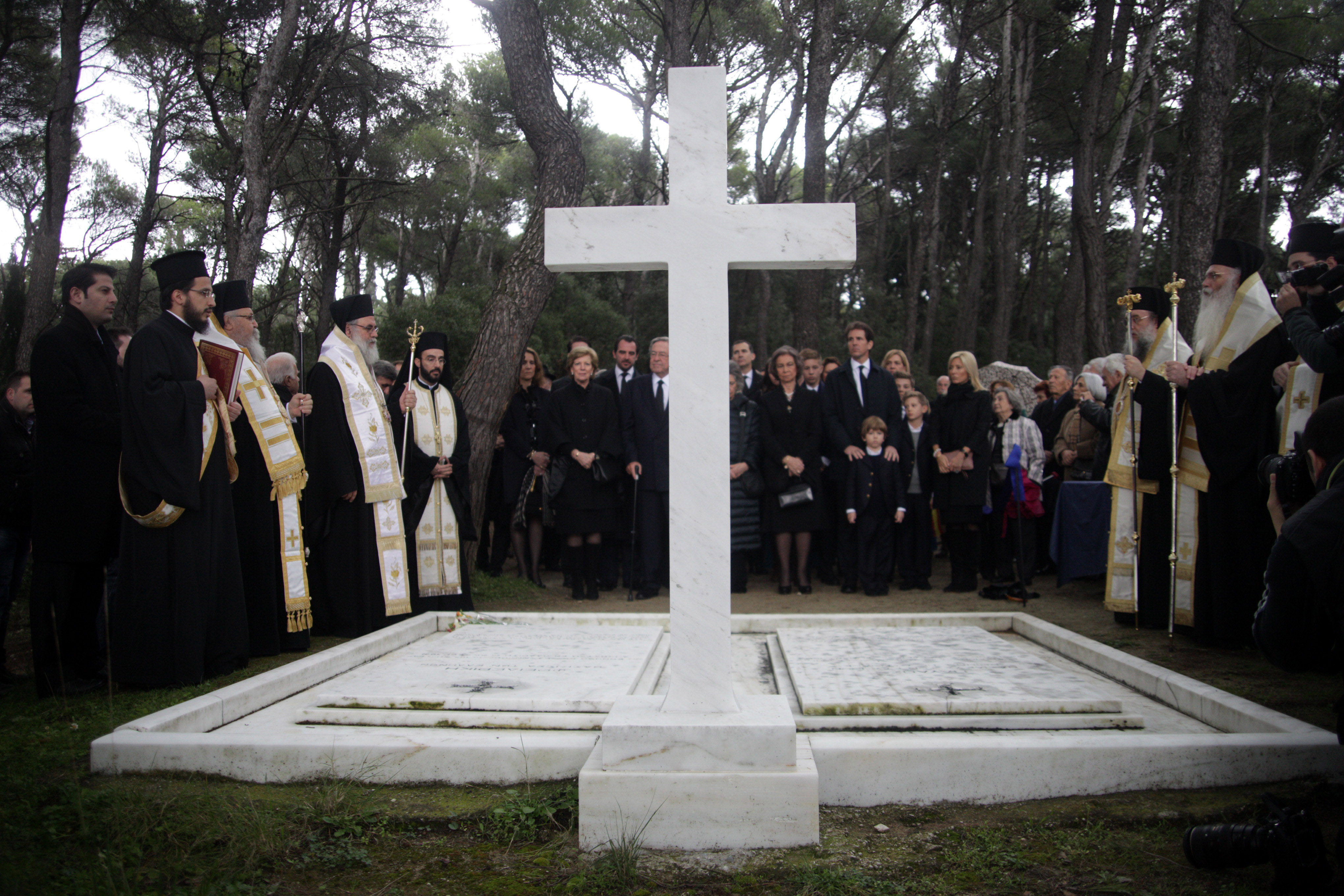 Όλη η οικογένεια μπροστά από τους βασιλικούς τάφους ΦΩΤΟ EUROKINISSI