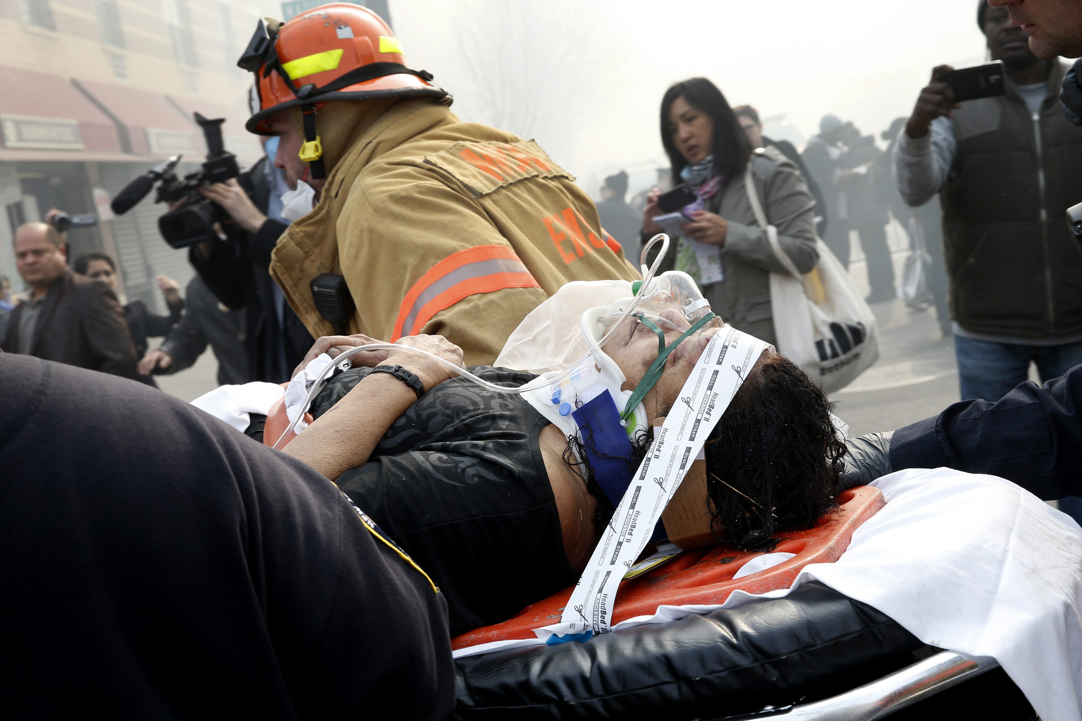 Ενας από τους τραυματίες μεταφέρεται στο νοσοκομείο ΦΩΤΟ REUTERS