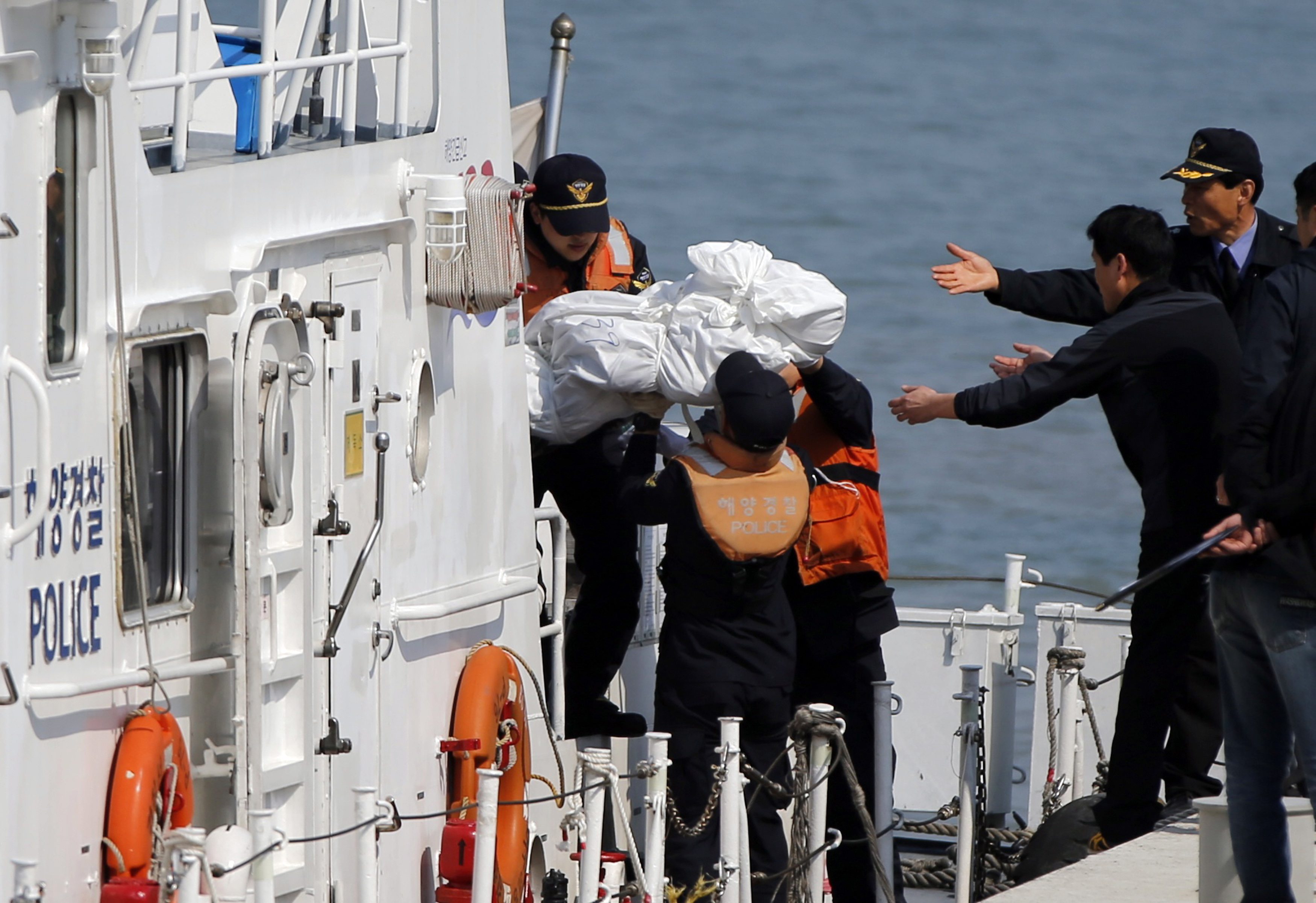 Μια σορός έχει μόλις ανασυρθεί από το βυθισμένο πλοίο