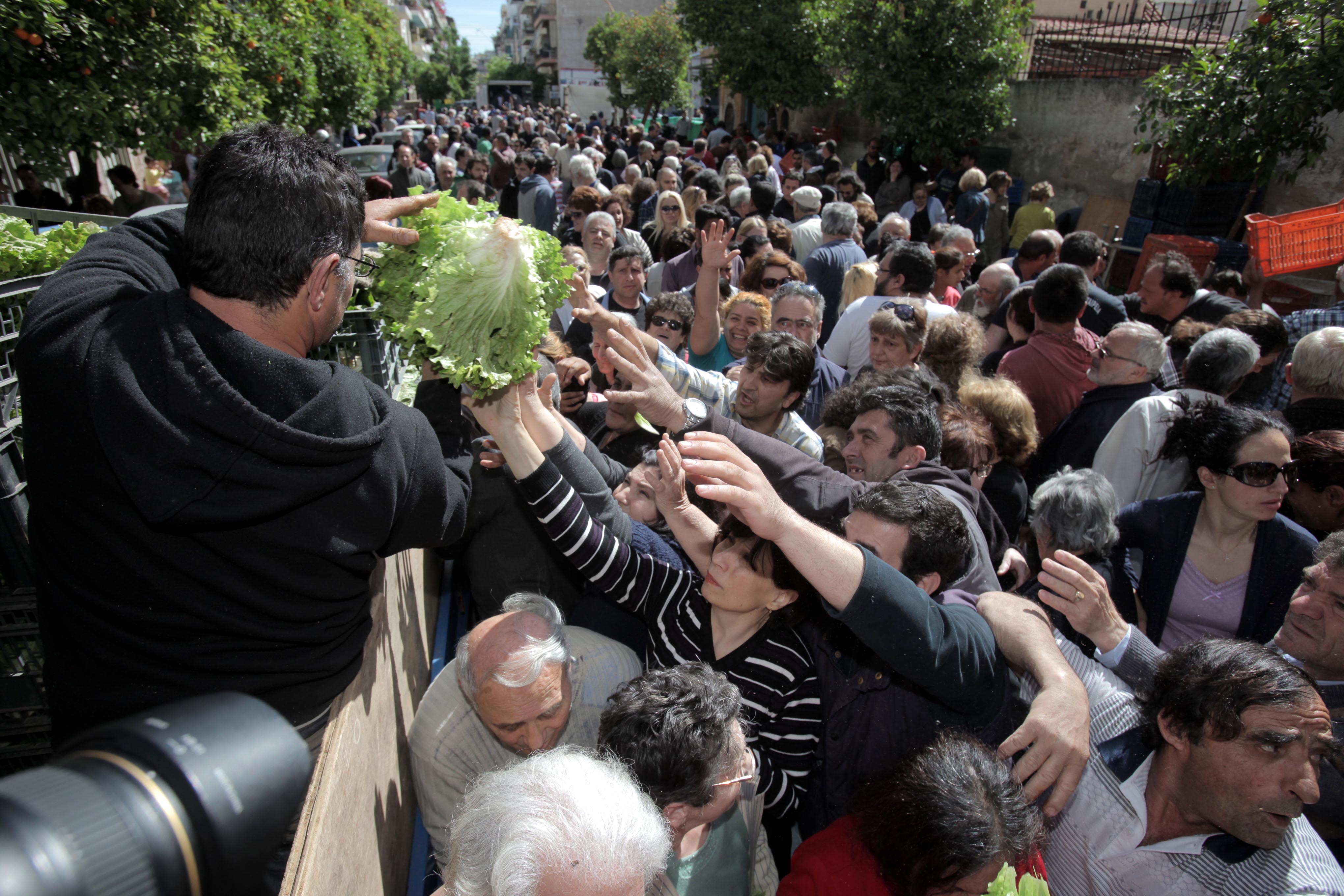 Πλεόνασμα φτώχειας - Ουρές χιλιομέτρων για λίγα φρούτα και λαχανικά σε 7  σημεία της Αθήνας - Πλιάτσικο στον Κολωνό