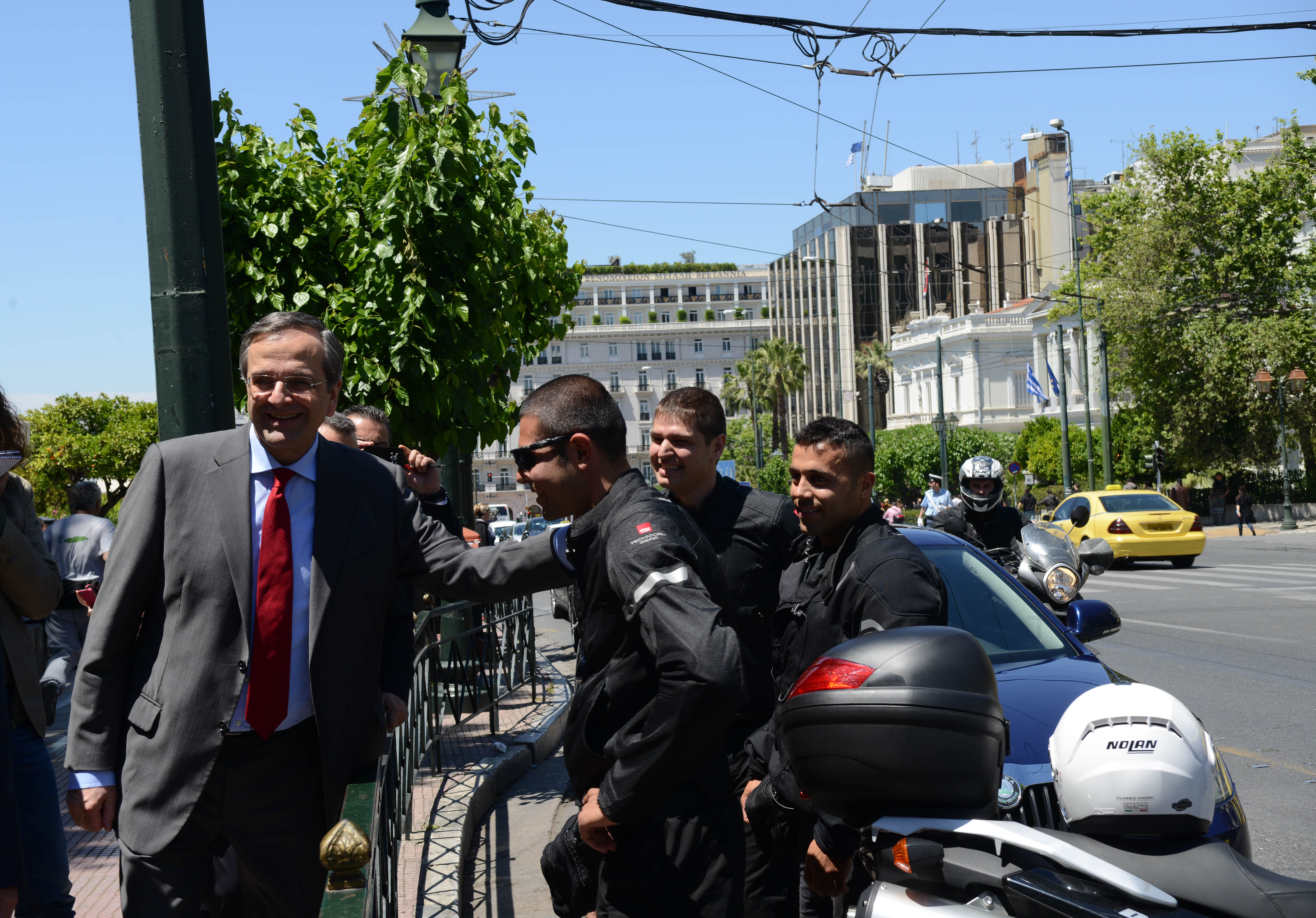 O πρωθυπουργός χαιρέτισε και άνδρες της ΔΙΑΣ