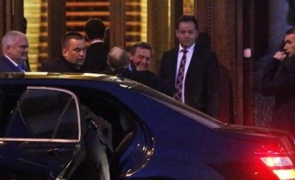 Η επίμαχη φωτογραφία με το... θερμό εναγκαλισμό