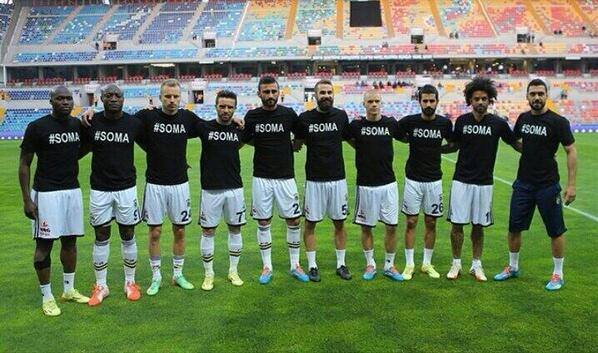 Οι παίκτες της Φενέρ με μαύρες μπλούζες και τη λέξη Σόμα...