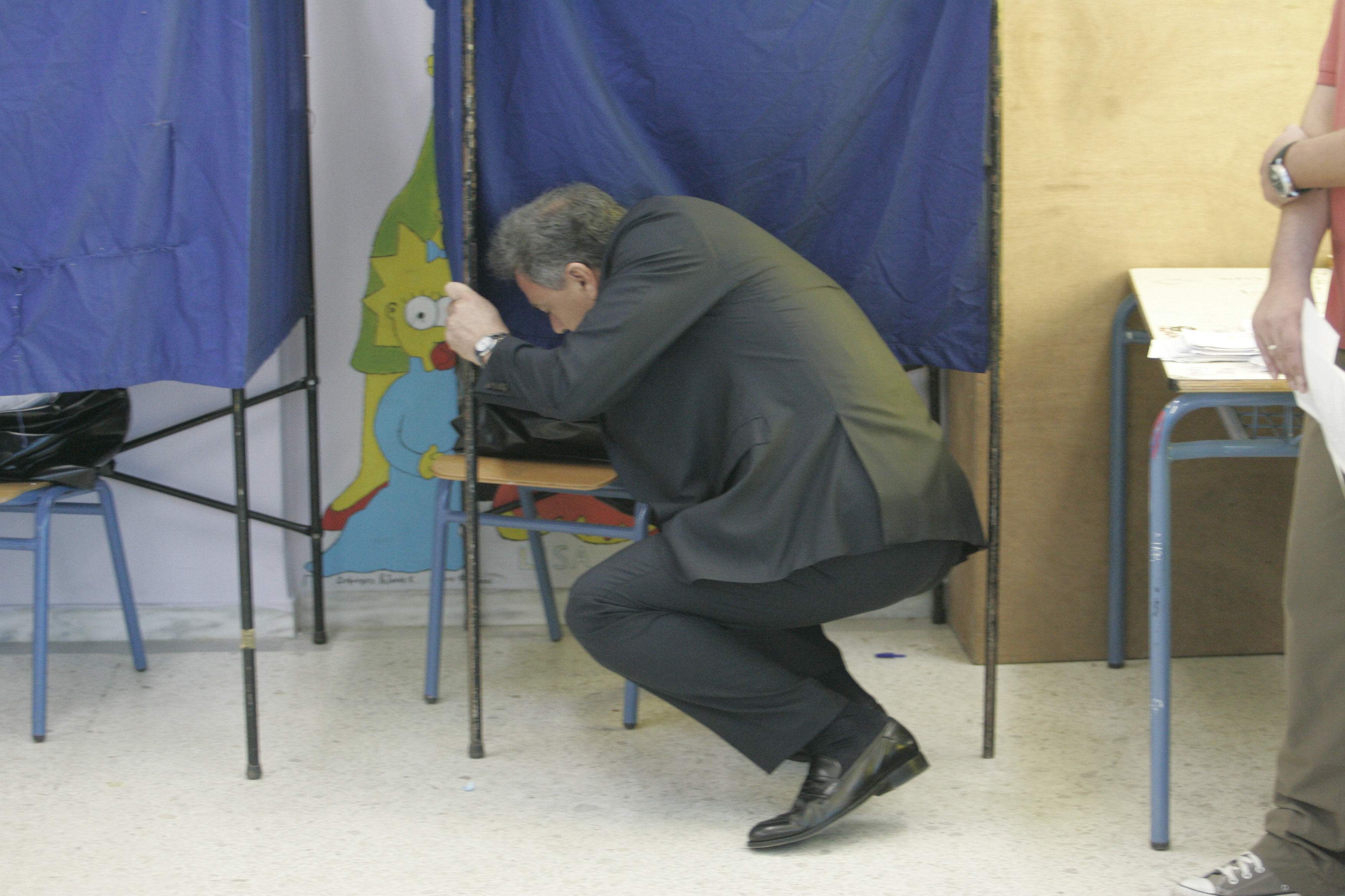 Πρωϊνή εκλογική γυμναστική για τον Γιάννη Σγουρό που του έπεσε ο φάκελος - ΦΩΤΟ EUROKINISSI