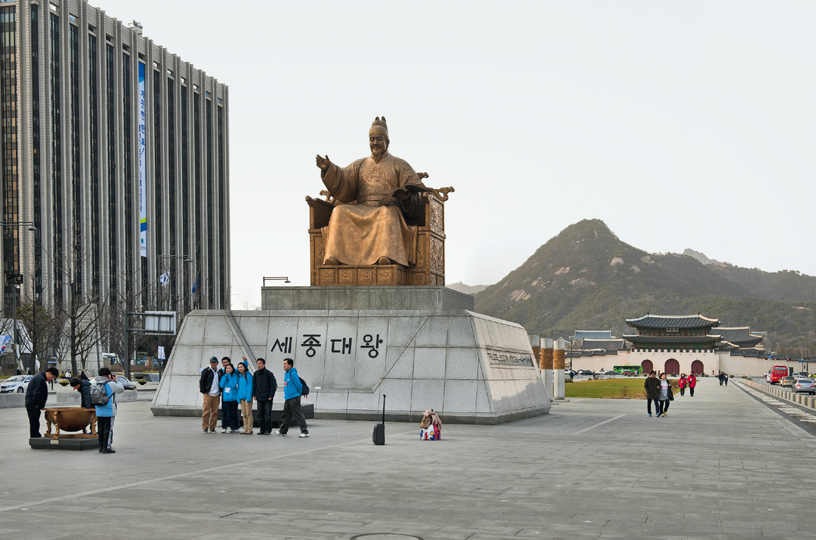 Το άγαλμα του βασιλιά Sejong στην πλατεία Gwanghwamun μπροστά από το παλάτι Gyeongbok στη Νότια Κορέα