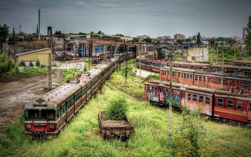 Ο εγκαταλελειμμένος σιδηροδρομικός σταθμός στο Częstochowa της Πολωνίας 