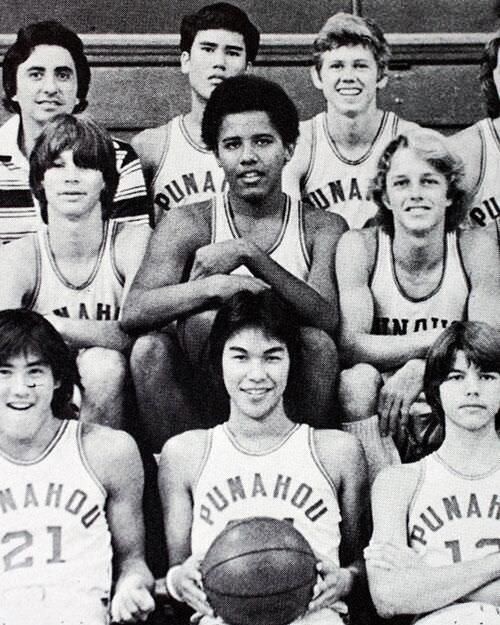 Ο Μπαράκ Ομπάμα και οι συμπαίκτες του στην ομάδα μπάσκετ του γυμνασίου του