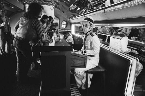 Ο Έλτον Τζον και το πιάνο του στο ιδιωτικό αεροπλάνο του Βρετανού σταρ, 1976