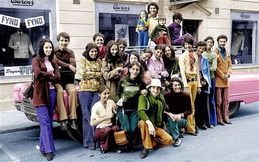 Ο Οσάμα μπιν Λάντεν (δεύτερος από δεξιά με την πράσινη μπλούζα και το μπλε παντελόνι) και η οικογένειά του στη Σουηδία το 1970