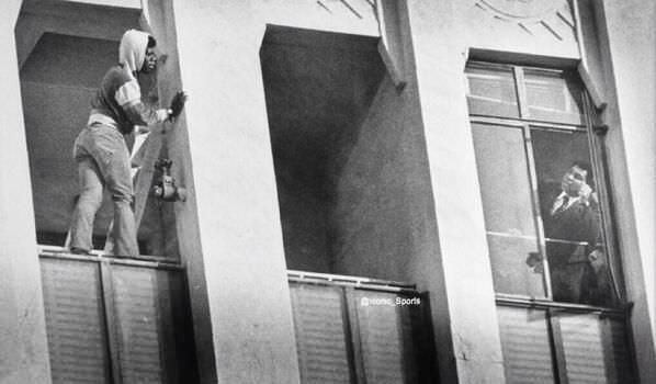 1981: Ο Μοχάμεντ Άλι προσπαθεί να πείσει έναν άνδρα να μην αυτοκτονήσει