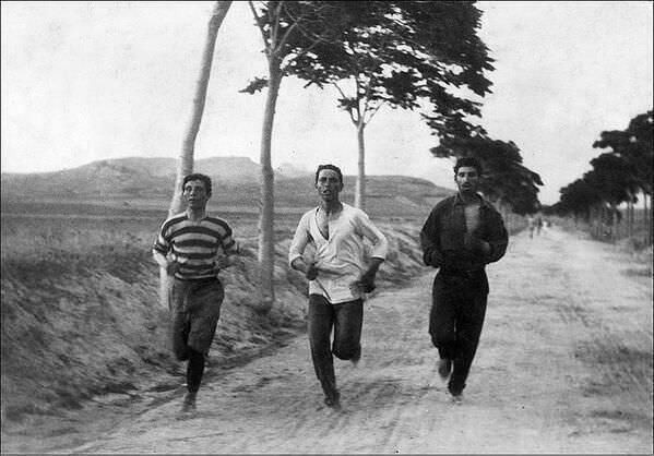 Ο Χαρίλαος Βασιλάκος (στη μέση) κι άλλοι μαραθωνοδρόμοι στους Ολυμπιακούς Αγώνες της Αθήνας το 1896