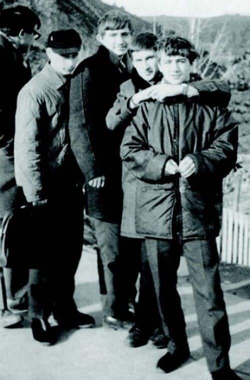 Ο Βλαντιμίρ Πούτιν, δεύτερος από αριστερά με το καπέλο, έφηβος